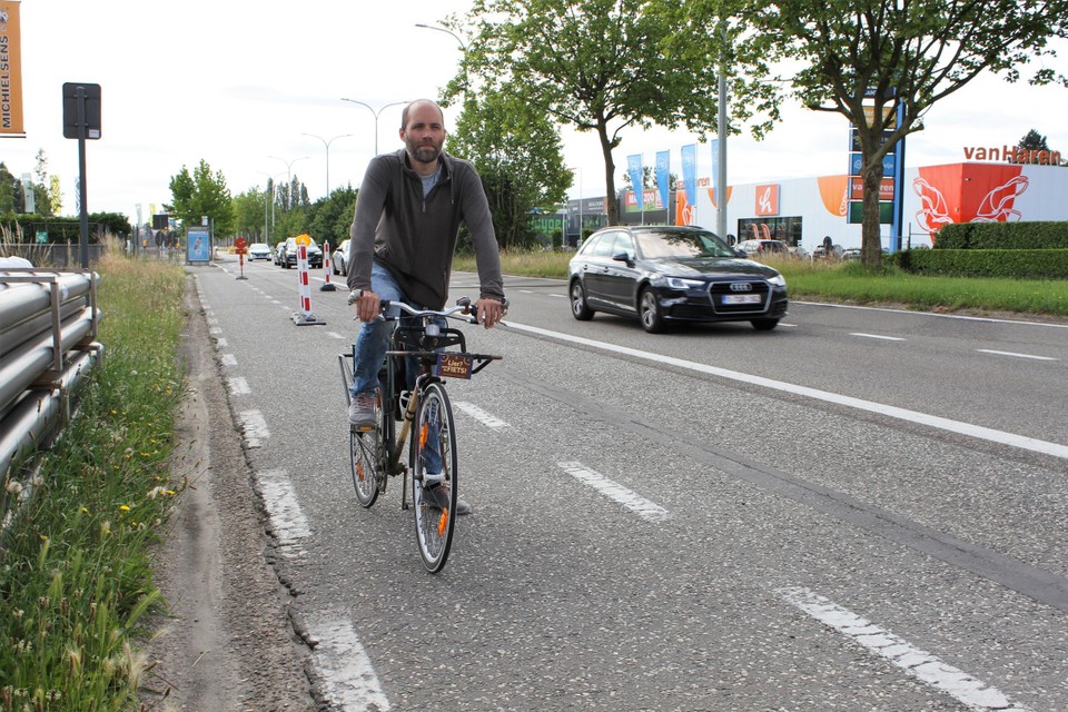 Stijn Steeman rijdt op de Antwerpsesteenweg. Het fietspad wordt breder, de parkeerstrook verdwijnt. 
