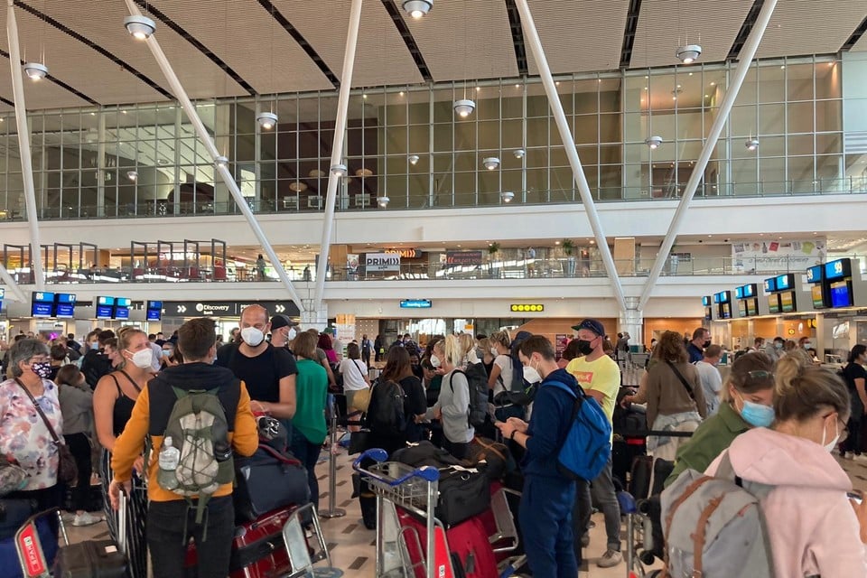 Gestrande landgenoten op de luchthaven van Kaapstad, bijna alle vluchten zijn geannuleerd. 