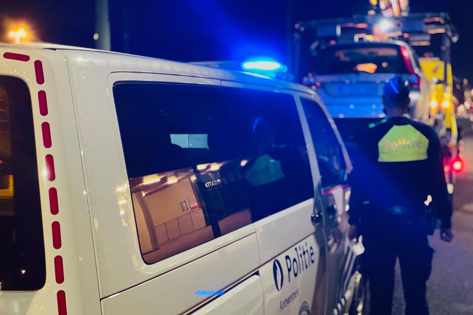 De politie heeft drie voertuigen in beslag genomen.