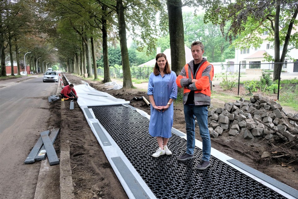 Schepen Goele Fonteyn en hoofd infrastructuur Geert Van Geffen.
