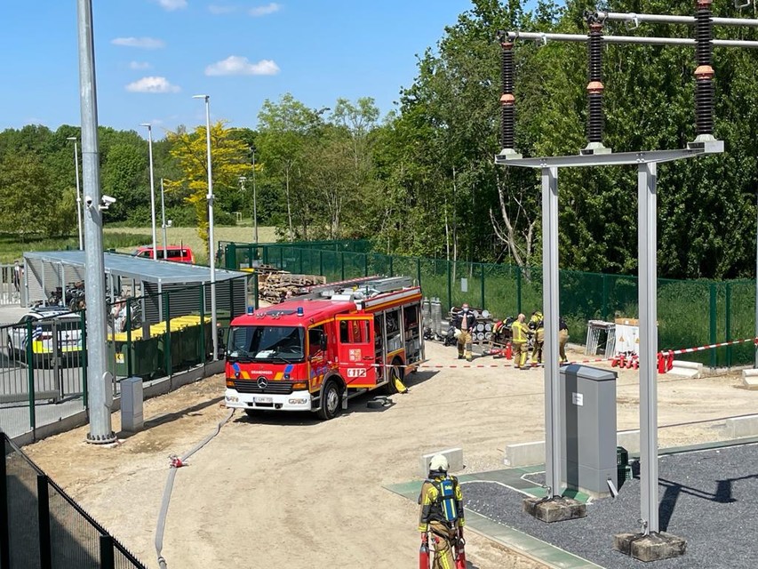 De brandweer moest oppassen voor de hoogspanningskabels, wat het een technisch moeilijke interventie maakte.