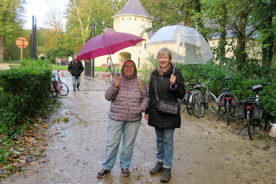 Chauvinistische Wijnegemnaren Marcella en Monique trotseerden storm en regen.
