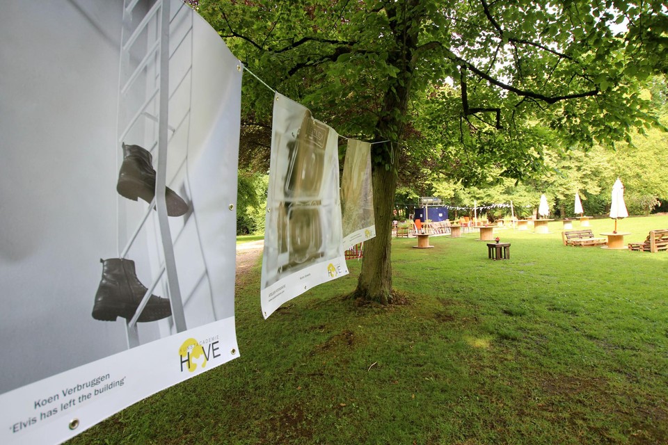 De kunst hangt in het park aan de zomerbar Alain