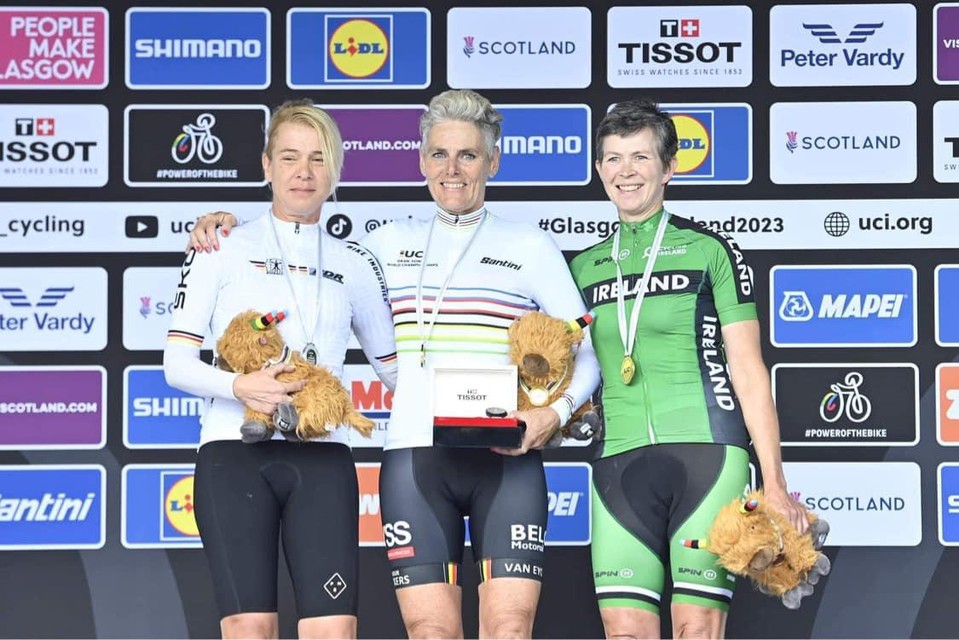 Het podium na het wk wielrennen Gran Fondo vrouwen, categorie 55-59 jaar in Schotland met centraal wereldkampioene Annick Van Leuven uit Schoten