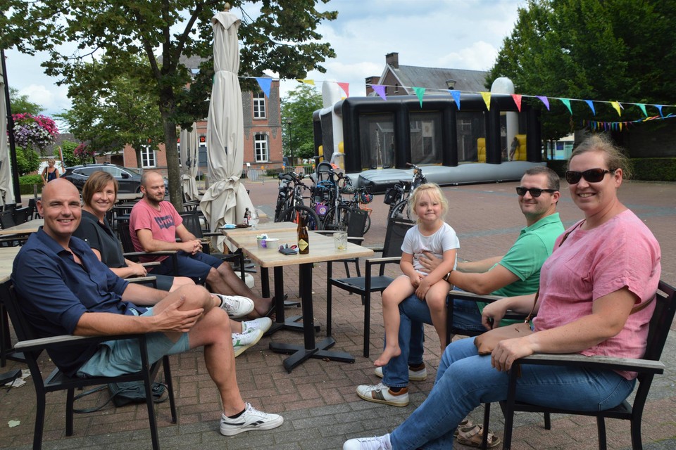 Nick Martinet (links) met vrienden op het plein aan de kerk van Broechem waar voor de gelegenheid springkastelen stonden.