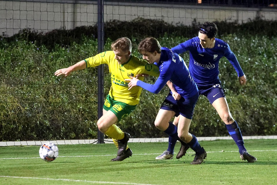 Jorrit Cabanier (links) en Witgoor zien het degradatiespook steeds dichterbij sluipen. “Met nog zes duels te gaan wordt het moeilijk”, beseft ook aanvoerder Dennis Geerts.