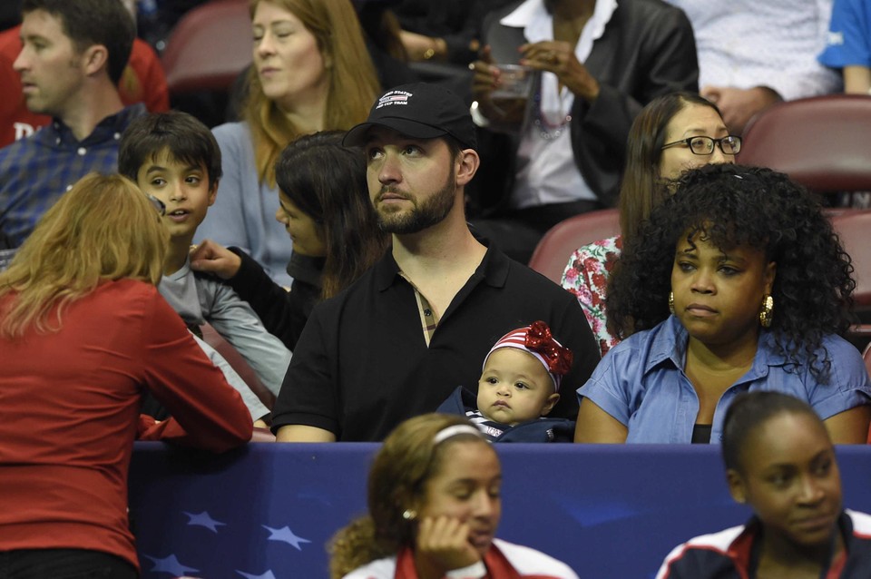 Papa Alexis met Olympia tijdens een wedstrijd van Serena Williams