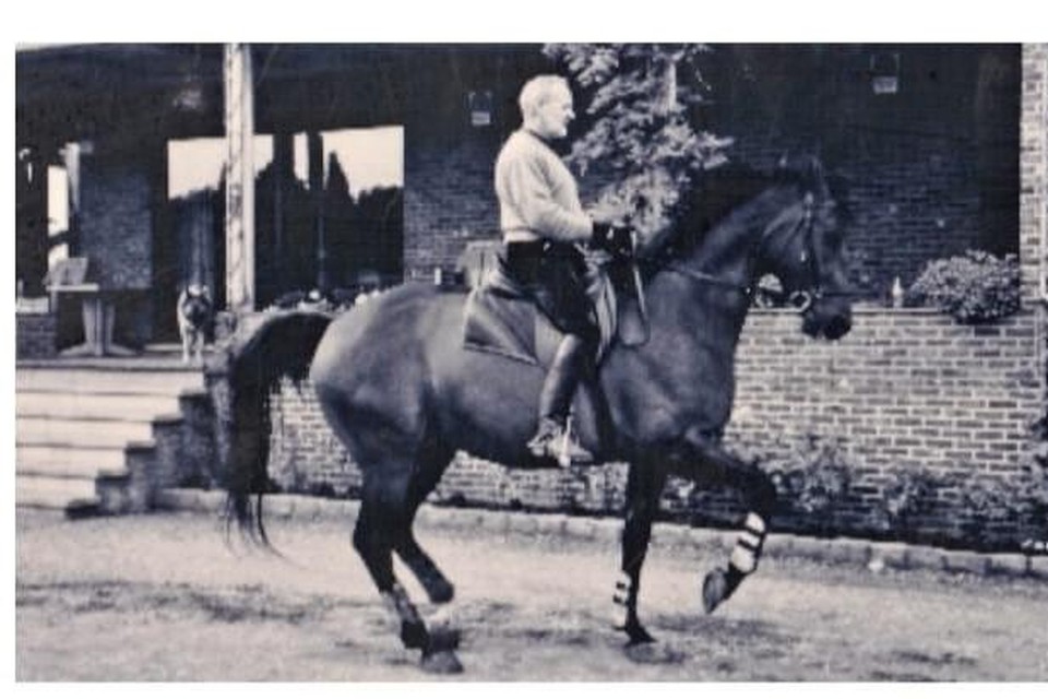 Swa Horemans als dressuurruiter thuis voor zijn manege.