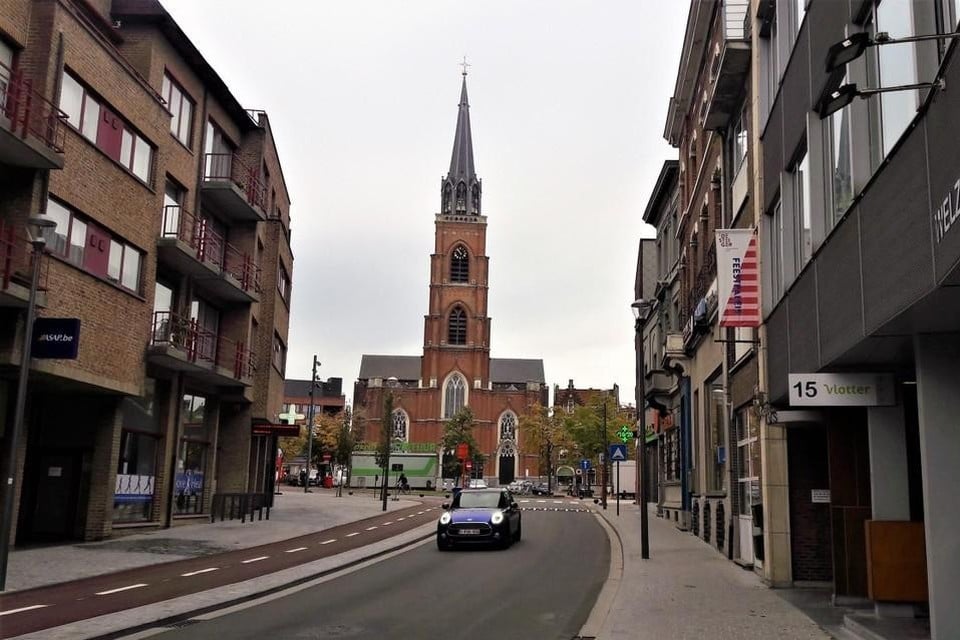Een auto rijdt in de Col. Silvertopstraat van de Grote Markt richting de rotonde aan Cop. Ook in de andere richting is nu weer verkeer mogelijk.