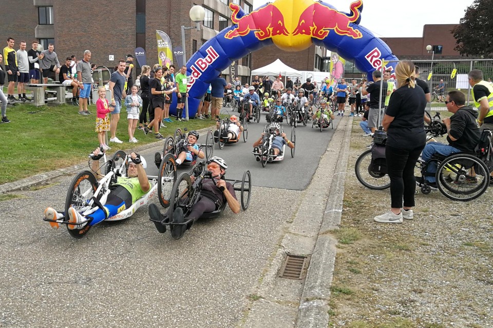 Met een vliegende start gooien de handbikers zich op het parcours van 4 kilometer, waarbij ze binnen het uur zo veel mogelijk rondjes moeten afleggen.
