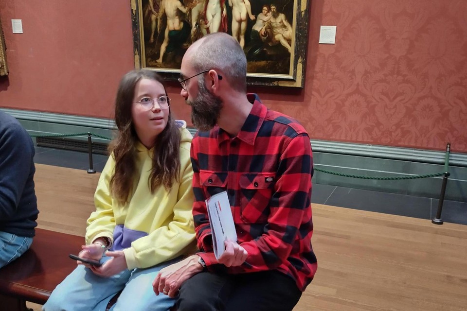 Wim De Geest in de Londense National Gallery met zijn dochter Mirte die met het onzichtbare PID leeft.