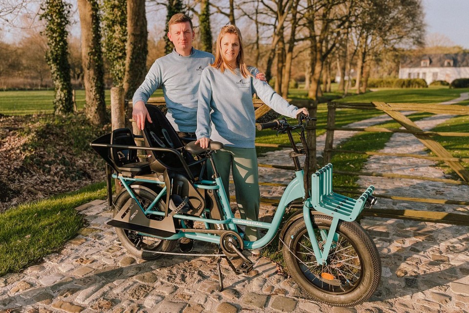 Quinten Gillis en zijn vrouw Kim Topff uit Poederlee presenteren de Monkey Bike, hun gloednieuwe ruime gezinsfiets bedoeld om kinderen en bagage mee te vervoeren.