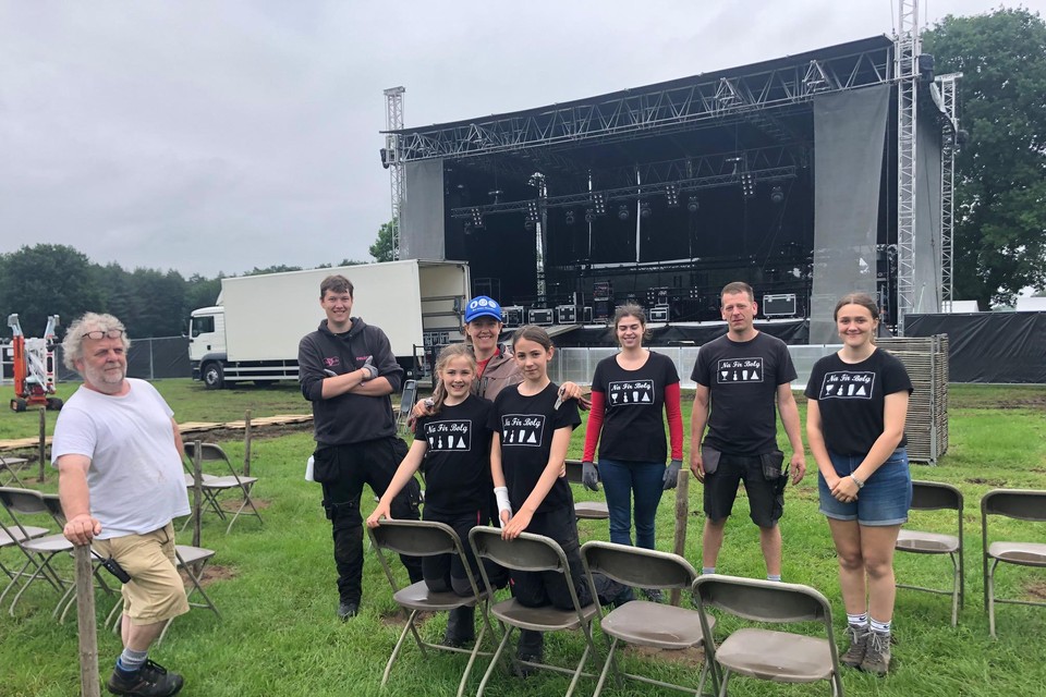 Bij een festival in openlucht hoort een groot podium.
