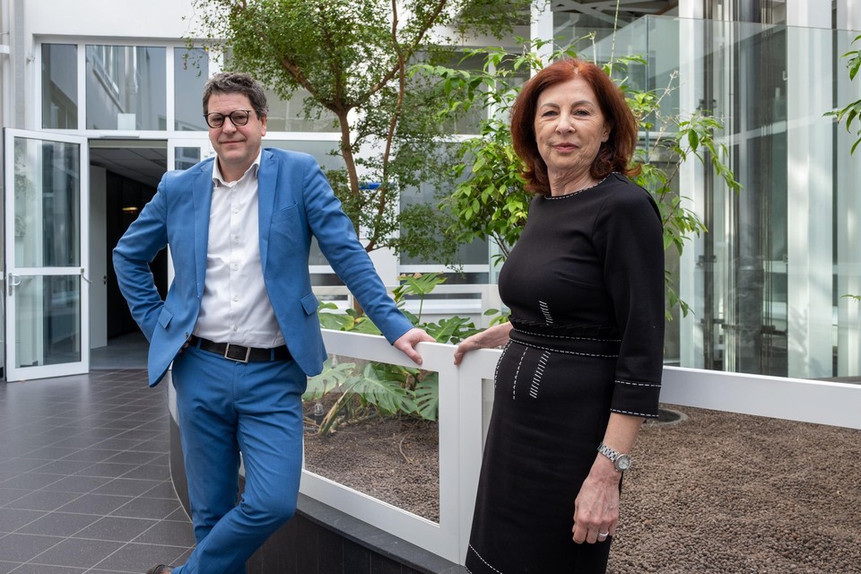 Schepen Tom Meeuws met de klimaatregisseur Manon Janssen.
