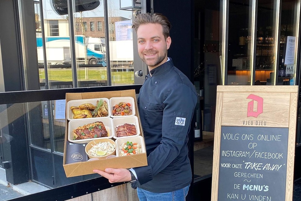 Matthias De Brouwer van Vjeu Djeu met een van zijn foodboxen.