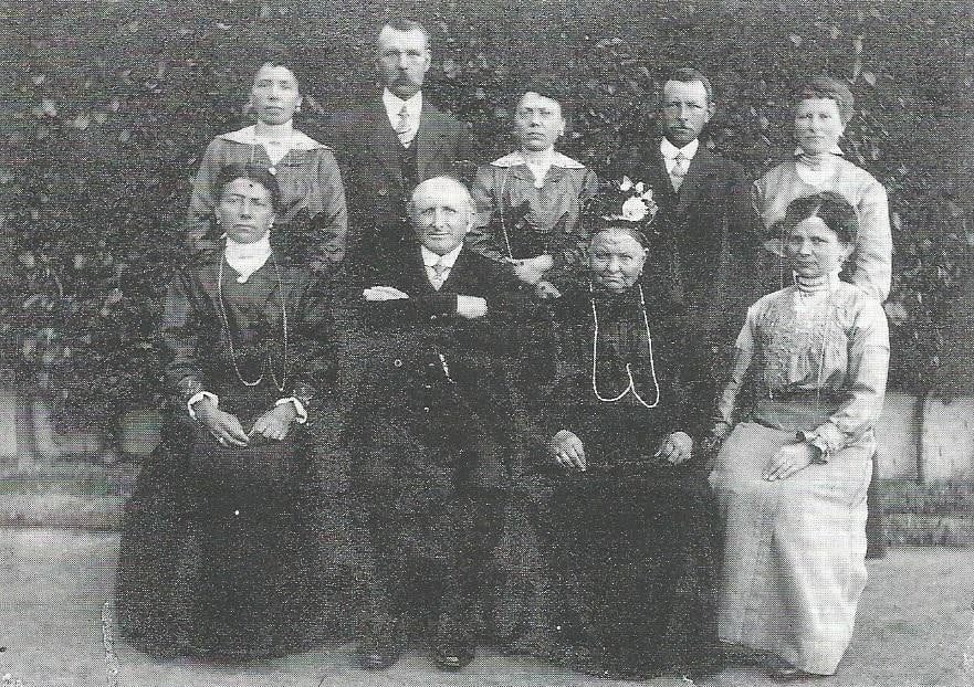De oudste foto van de familie Van der Auwera-Dieltjens met de drie boomkwekers August (vooraan) en Frans (achteraan rechts) en halfbroer Leon Van Deyck.