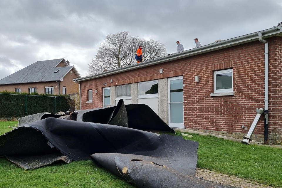 In het Kouterpark in Sint-Amands vloog de roofing van het dak van twee woningen. 