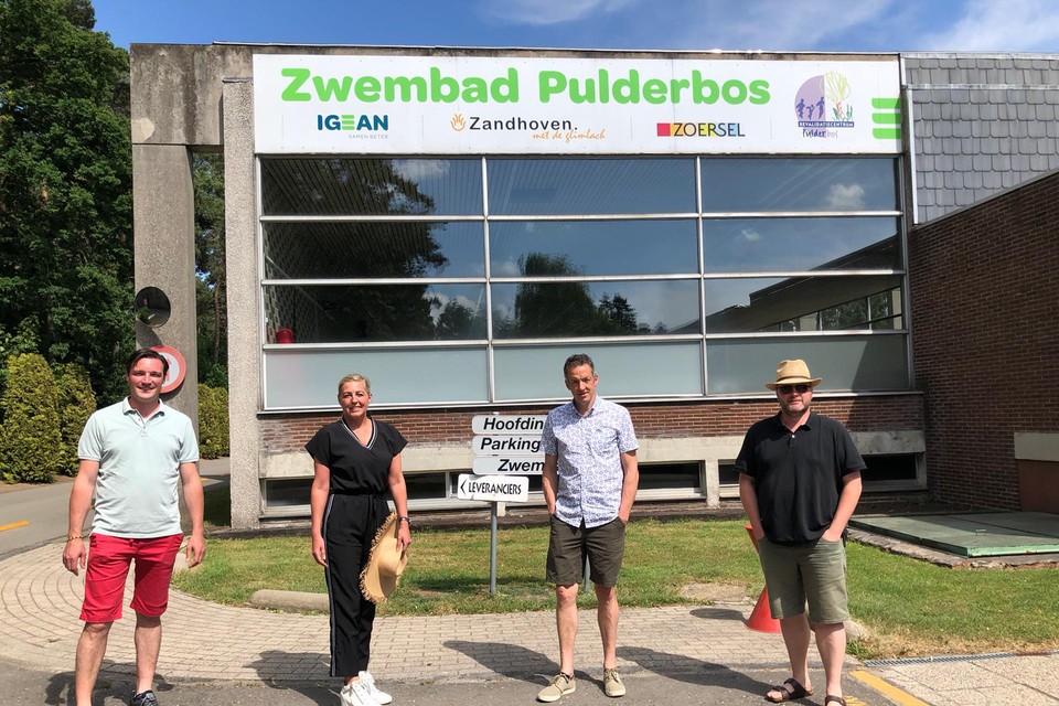 Wouter Bollansée (Vlaams Belang), onafhankelijk schepen Cindy Van Paesschen, Roel Van Elsacker (CD&V) en Tom Sleeuwaert (H-eerlijk Zoersel) voor het zwembad van Pulderbos, dat binnen enkele jaren sluit.