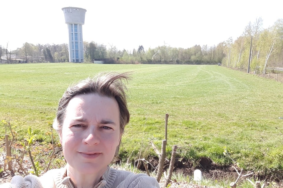 Uw reporter voor de watertoren van Westmalle op de Antwerpsesteenweg.