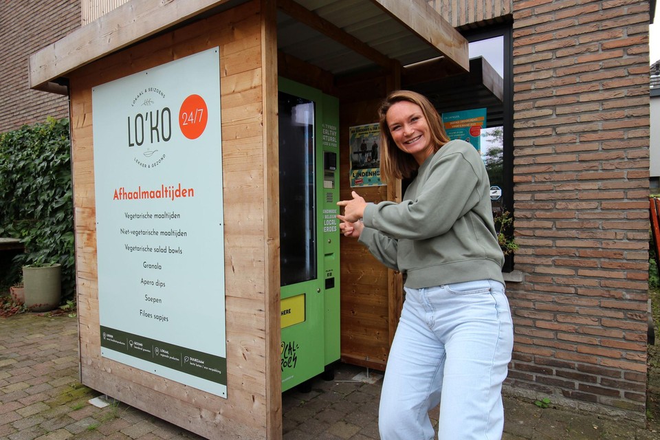 Laurence vult haar automaat met gezonde gerechten.