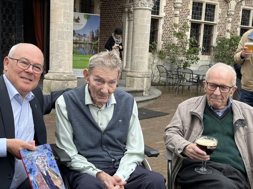 Jan Vorsselmans met het boek Campiniana naast Robin Hannelore en Jan Veulemans.
