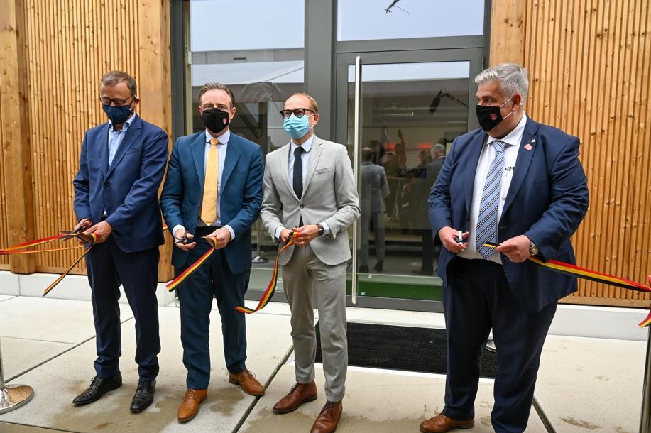 Onder andere Ben Weyts en Bart de Wever komen het lintje knippen.