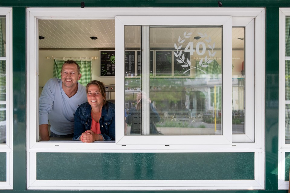 Christophe en Kathleen glunderen. “We kijken ernaar uit om frietjes te bakken in een echt frietkot”, zeggen ze.