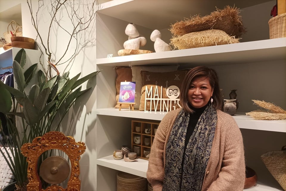 Maryna Mai verkoopt Indonesische handgemaakte producten.