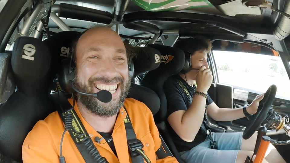 Francesco in ‘Het jachtseizoen’ schakelt ook de hulp in van broer Junior en zijn rallykwaliteiten.