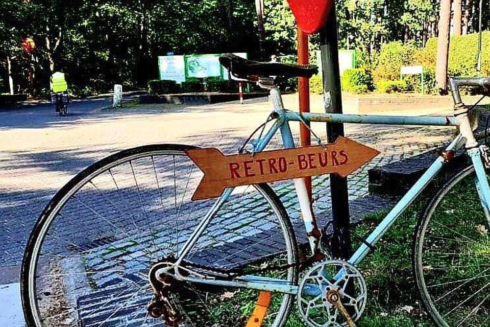 LIefhebbers van oud fietsmateriaal en aanverwante wielerspullen zijn zondag welkom in zaal Sint-Amands. 