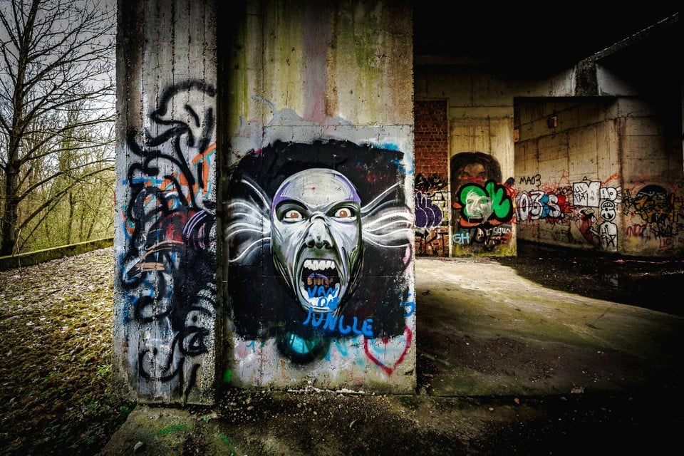 Graffiti draagt bij aan de sfeer in de ruïne.