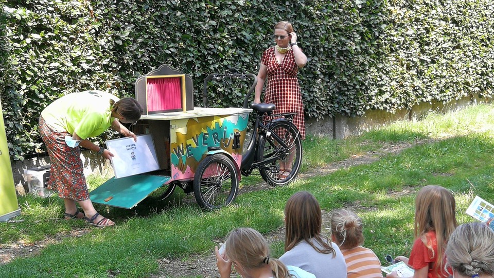 In de speciale elektrische bakfiets van de Verhalenweverij kunnen de kamishibaiverhalen makkelijk gestockeerd worden.