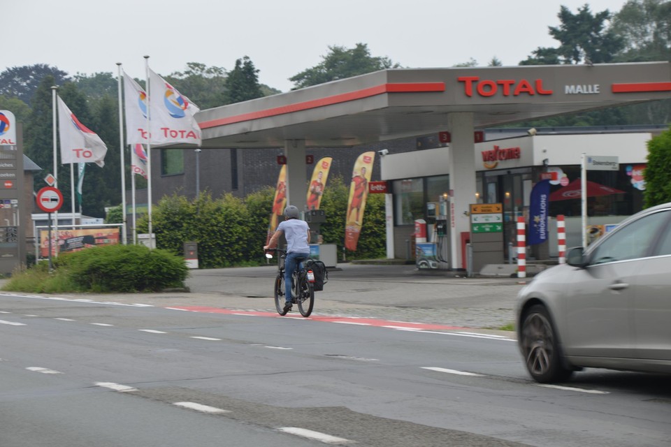 De moordstrookjes ter hoogte van de oversteken zijn rood geschilderd.