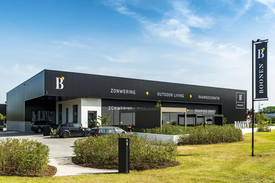 De showroom is goed zichtbaar langs de Koningin Astridlaan.