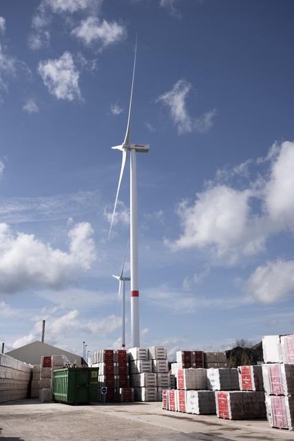 De twee gloednieuwe windturbines op het bedrijfsterrein van Wienerberger in Beerse.