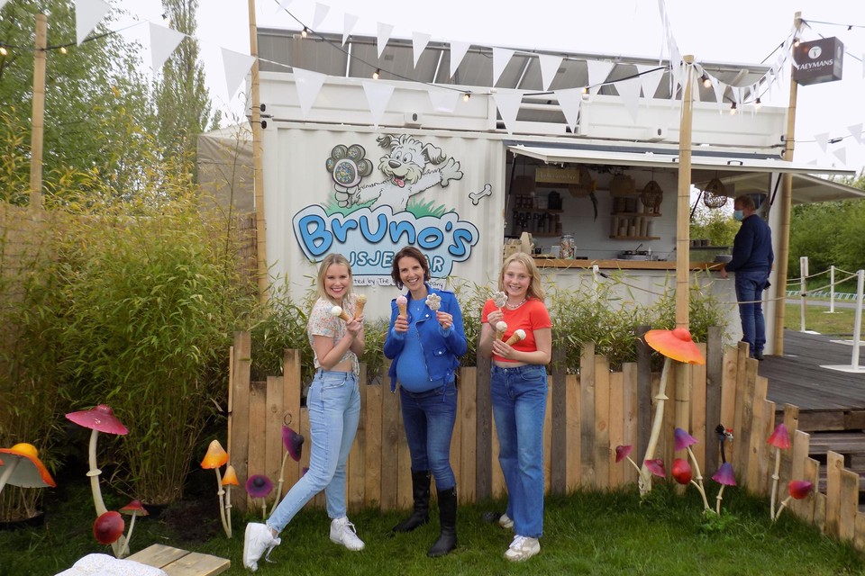 Helle Vanderheyden, Kim Schillebeeckx en Siedse Woestenborghs lanceren aan Bruno‘s IJsjesbar in Vosselaar een eigen zomerhit en dansje.