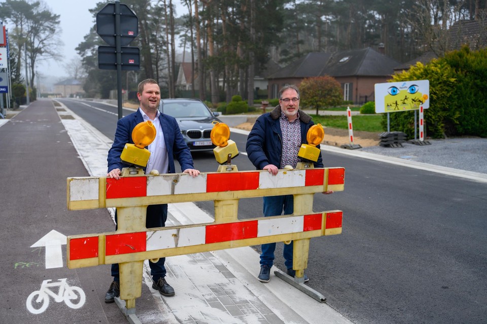 Schepen Vanmarcke (links) en burgemeester Van Looy openden onlangs nog een eerste afgewerkte deel van de Weynesbaan met dubbelzijdig fietspad. 