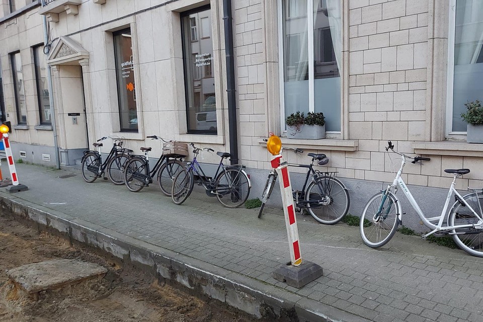 In de Leopoldstraat worden nieuwe fietspaden aangelegd. Een aantal hinderlijk geparkeerde fietsen werden weggehaald.