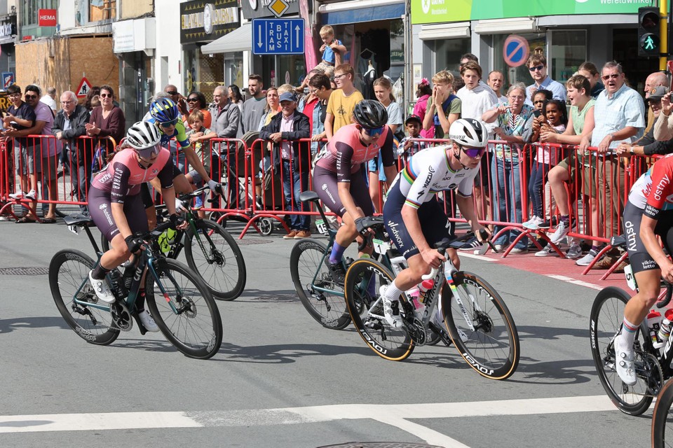 Onder grote belangstelling van de Merksemnaren fietste wereldkampioene Lotte Kopecky naar de overwinning in de Schaal Sels.