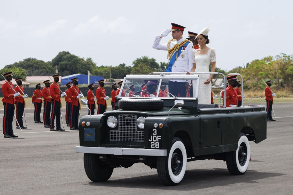 De intrede van de hertog en hertogin in dezelfde jeep als koningin Elisabeth II vijftig jaar geleden werd koloniaal bevonden. 