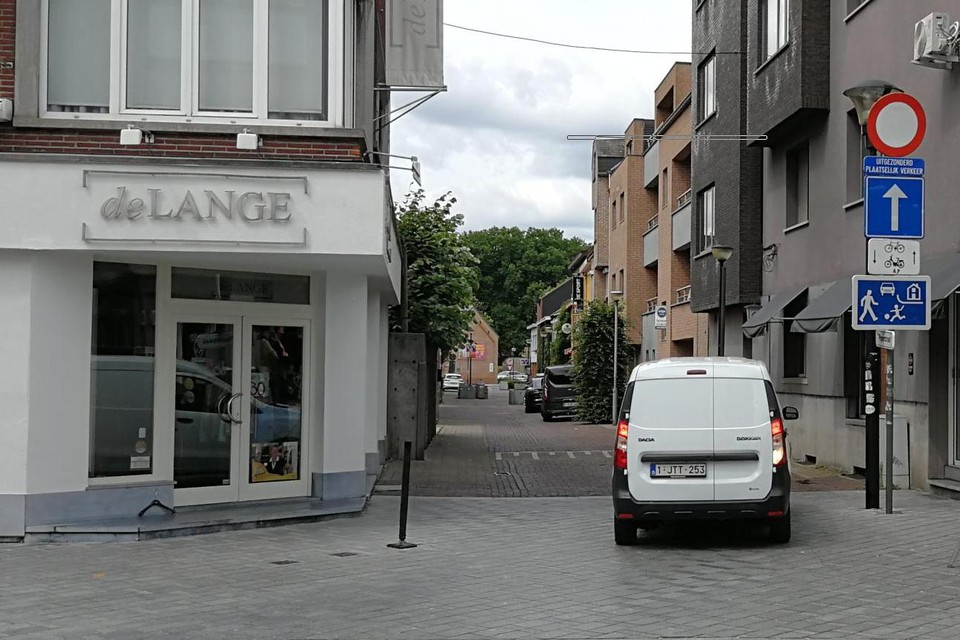 Op de hoek van Pas en Peperstraat, vlak bij de Markt, komt ook een cameramast die de cafégangers in het smalle straatje in de gaten moet houden. 
