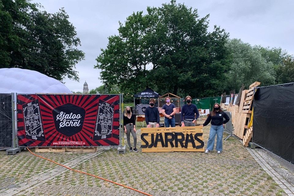 De nieuwe bestuursploeg pakt als eerste wapenfeit uit met zomerterras Sjarras.