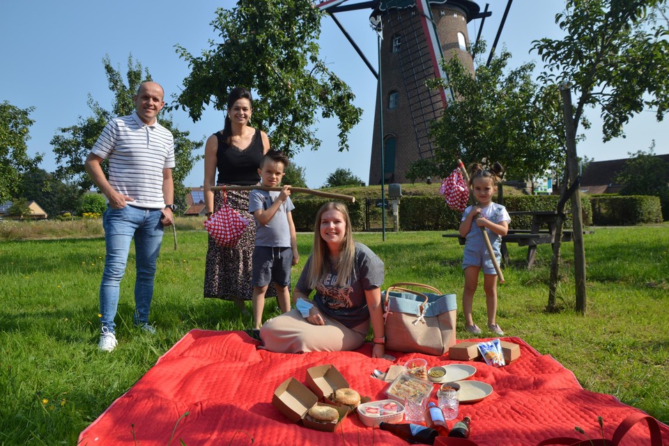 Dries Van Dyck en An Wendrickx van ’t Molenhuys met op het picknickdeken Cloë Sprangers met neefje Mil Clemens (6) en nichtje Puck Clemens (3). Aan de inhoud van de borreltas is niet te weerstaan.