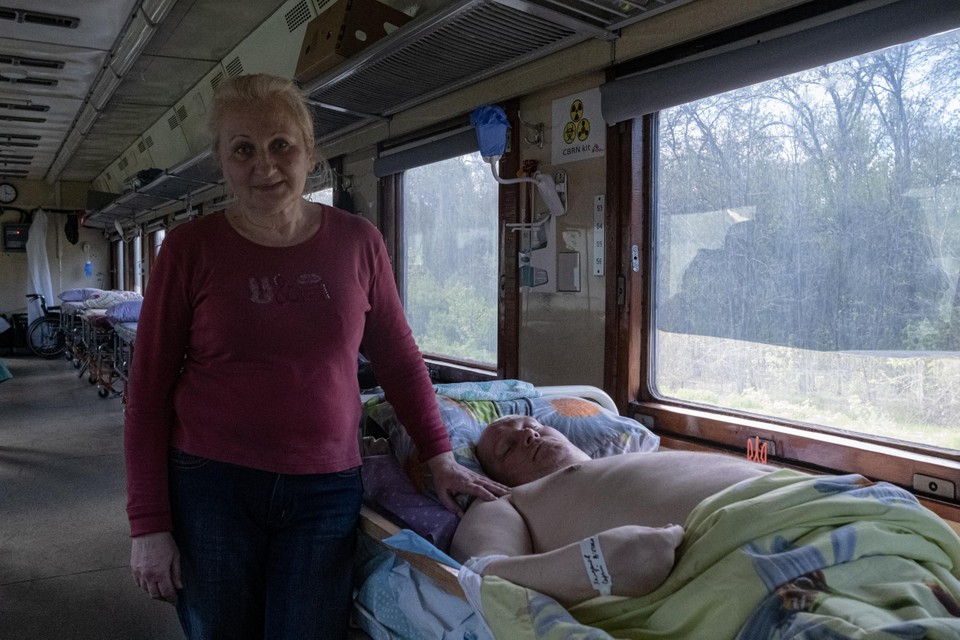 Svetlana en haar zieke echtgenoot. “In onze stad hebben dokters het te druk met oorlogsslachtoffers.”