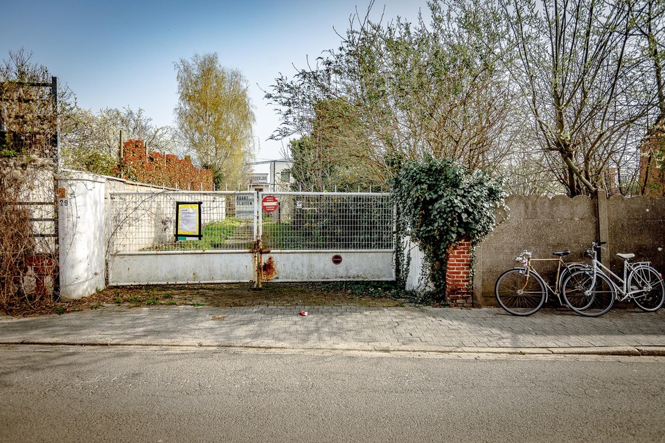 De oude meubelfabriek achter deze poort gaat tegen de vlakte.