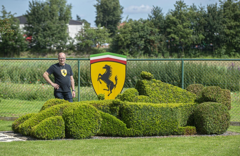 Luc knipte uit buxussen een indrukwekkende F1- racewagen