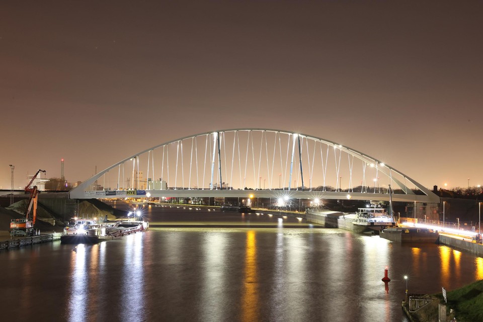 De zopas over het Albertkanaal gelegde, maar nog niet afgewerkte Hoogmolenbrug bij nacht. 