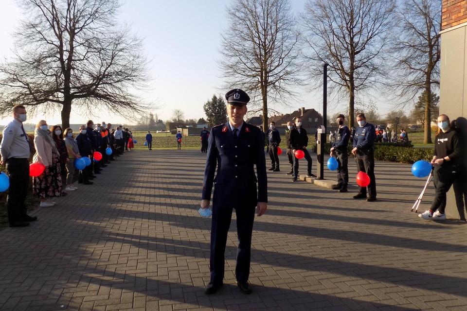 Jef Gijsbrechts uit Lille in zijn oude rijkswachtersuniform op zijn laatste werkdag bij de politie regio Turnhout. Zijn collega‘s vormden woensdagochtend een coronaveilige erehaag.