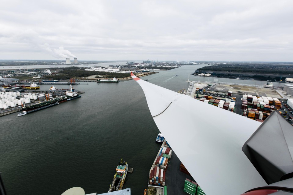 Bovenop de windmolen aan kaai 612. Onder ons loopt het Kanaaldok parallel aan de Schelde. De wiek wuift naar de kerncentrale van Doel, aan de overkant van de Schelde. 