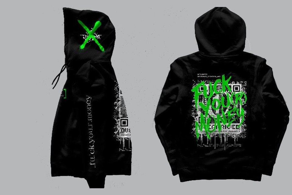De virtuele hoodie van Overpriced. Eigenaars krijgen ook een echte versie met scanbare codes om hun virtuele model te tonen via hun smartphone.